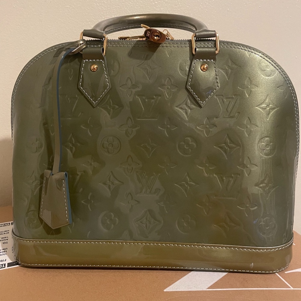 LOUIS VUITTON Vernis Alma PM Givre